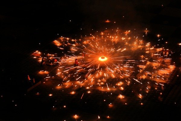 Bursting firecracker on the ground during Diwali celebrations, highlighting air pollution concerns and the Supreme Court’s push for an India firecracker ban.
