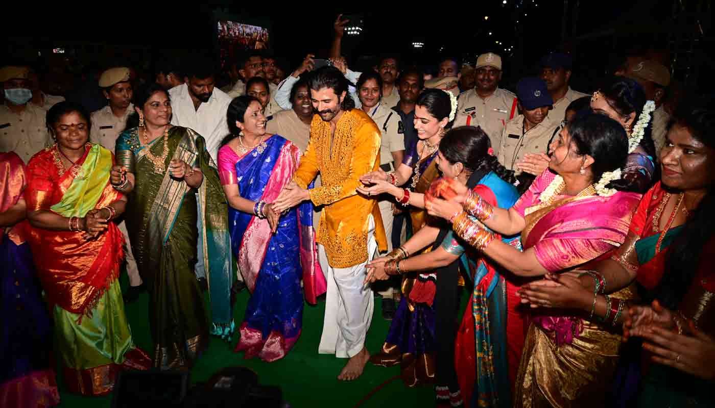Grand Saddula Bathukamma Celebrations at Hussain Sagar in Hyderabad